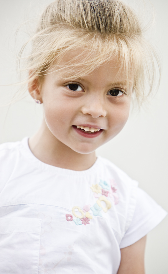 Download Blonde Girl - Hvar (570Wx928H)