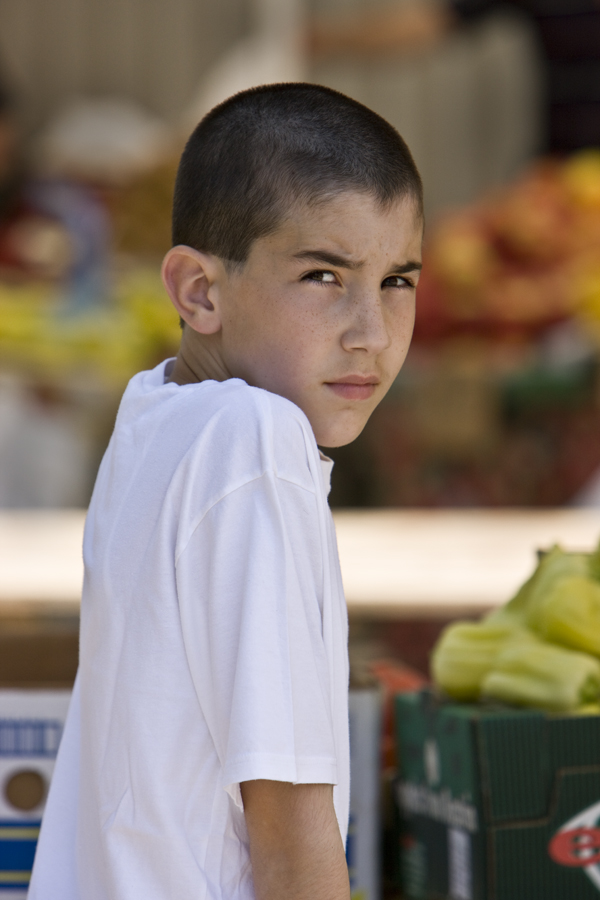 Download Boy in Pula Market (600Wx900H)