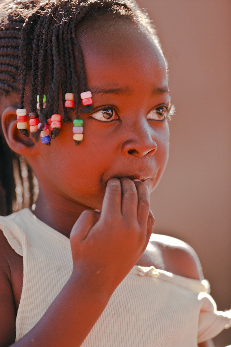 Download Girl with Beads  (800Wx1200H)