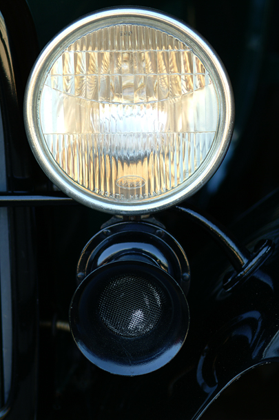 Download Ford Headlight (405Wx608H)