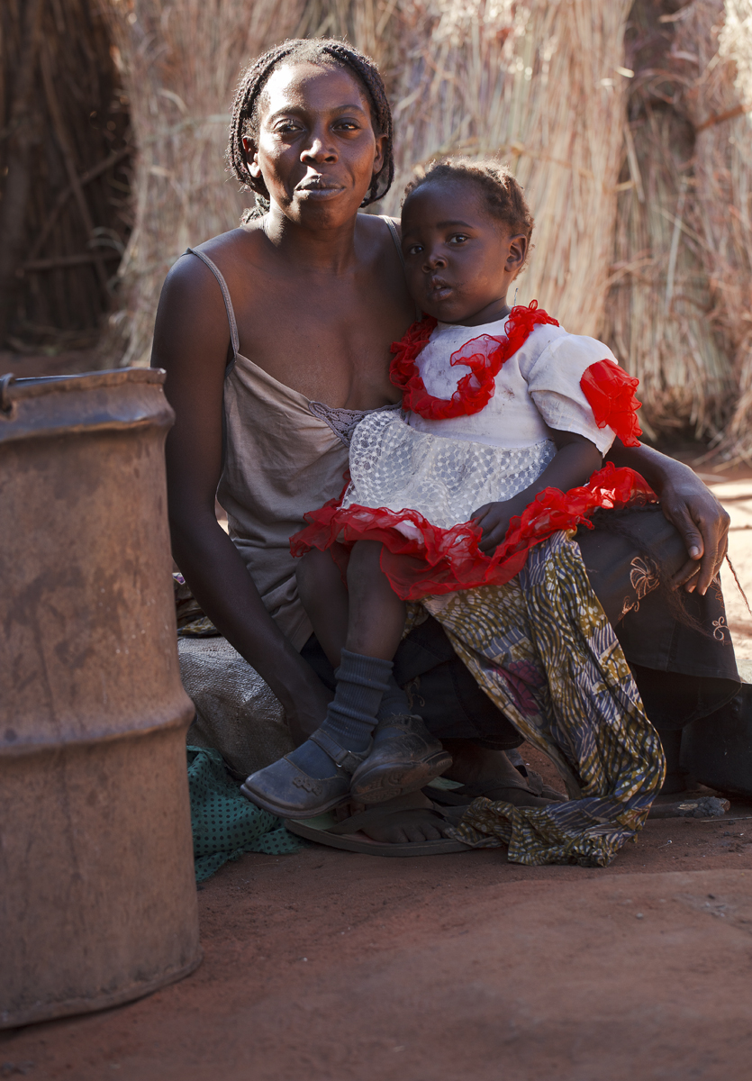 Download Mother and Girl (835Wx1200H)