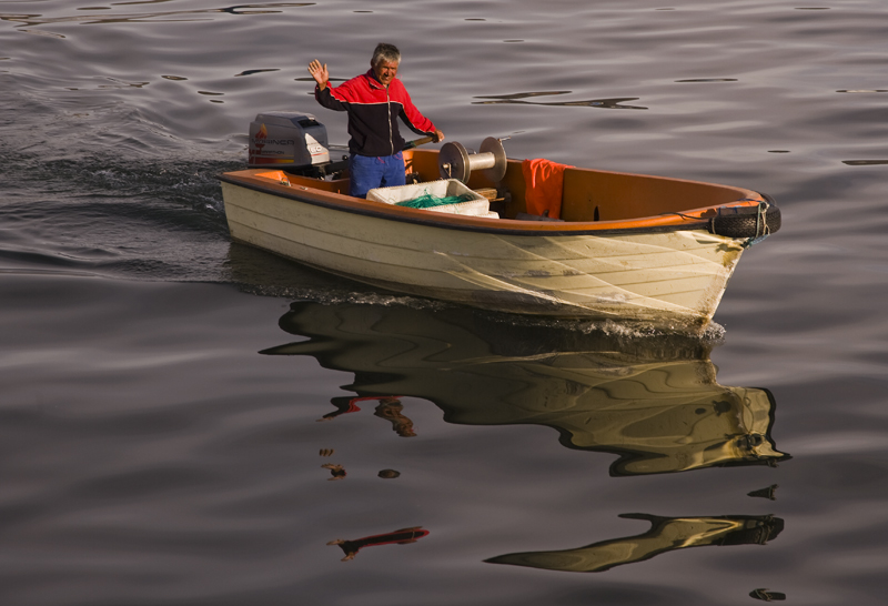 Download Waiving Fisherman (800Wx546H)