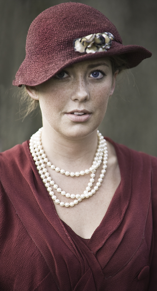 Download Woman With Pearls (600Wx1114H)