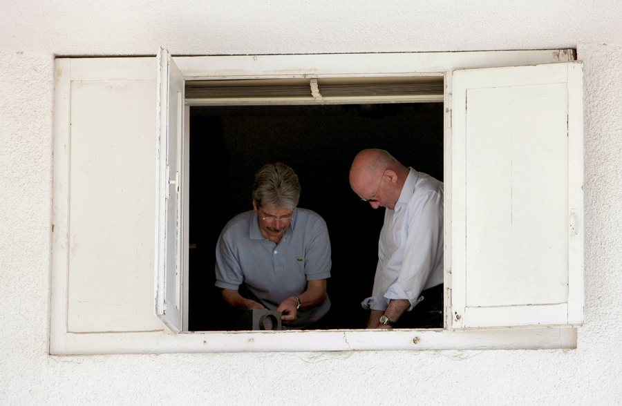 Download Workers in Window (900Wx588H)